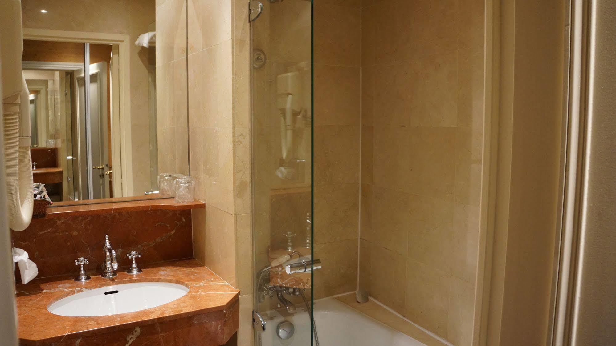 Le Relais Medicis Hotel ปารีส ภายนอก รูปภาพ
